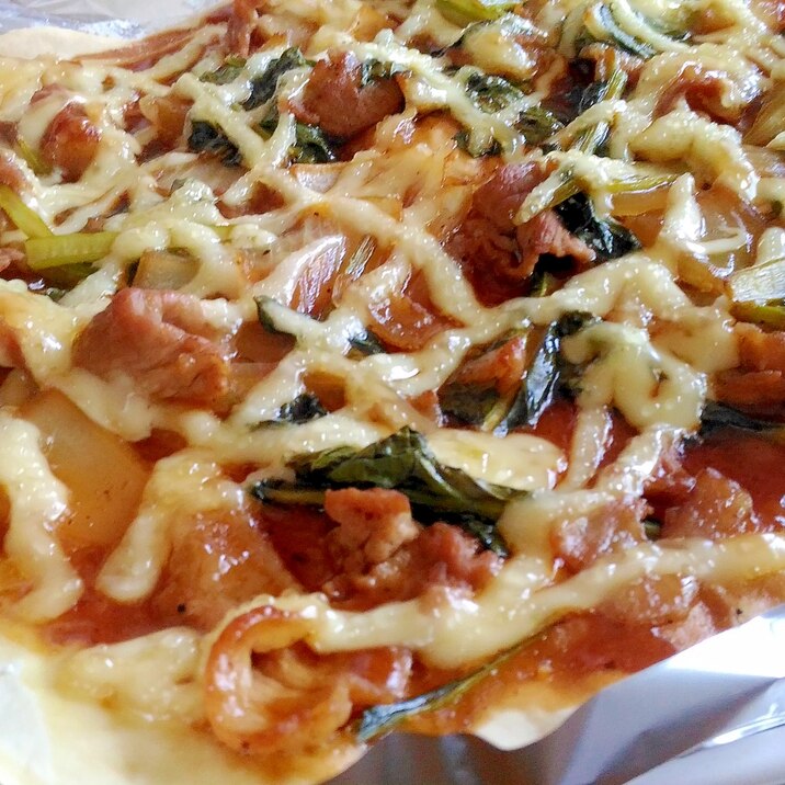 小松菜と玉葱、豚肉の照り焼きピザ